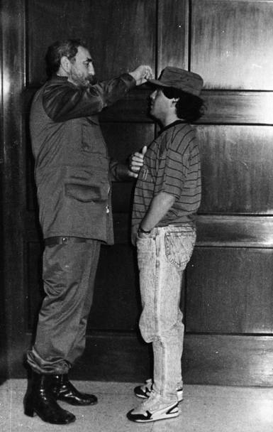 Fidel scherza con un giovanissimo Diego Armando Maradona: siamo nel luglio del 1987,  l’inizio di una lunga amicizia. REUTERS